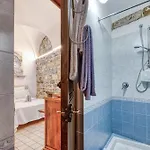 Caratteristico In Centro - Happy *