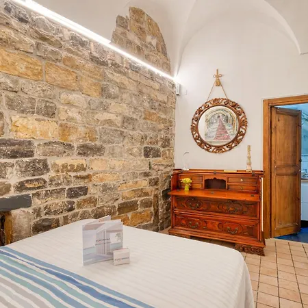 Caratteristico In Centro - Happy